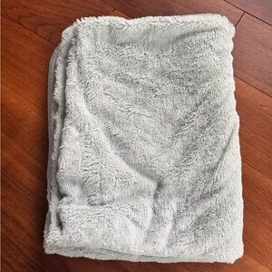Brookstone Light Green Plush Throw Blanket